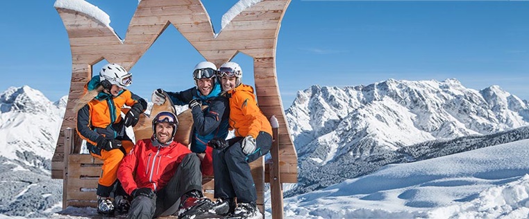 Skifahrer vor Bergpanorama in Hochkönig