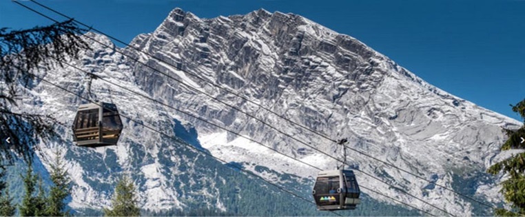 Gondelbahn vor Bergpanorama