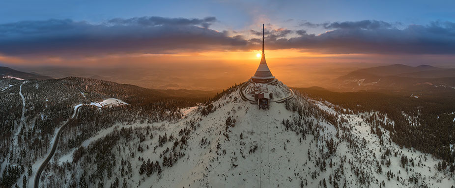 Berg mit Gebäude auf der Spitze