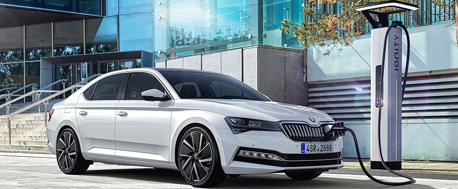 Der Skoda Superb Hybrid 2019 an der Ladesäule