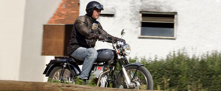 Sommer Dieselmotorrad fahrend