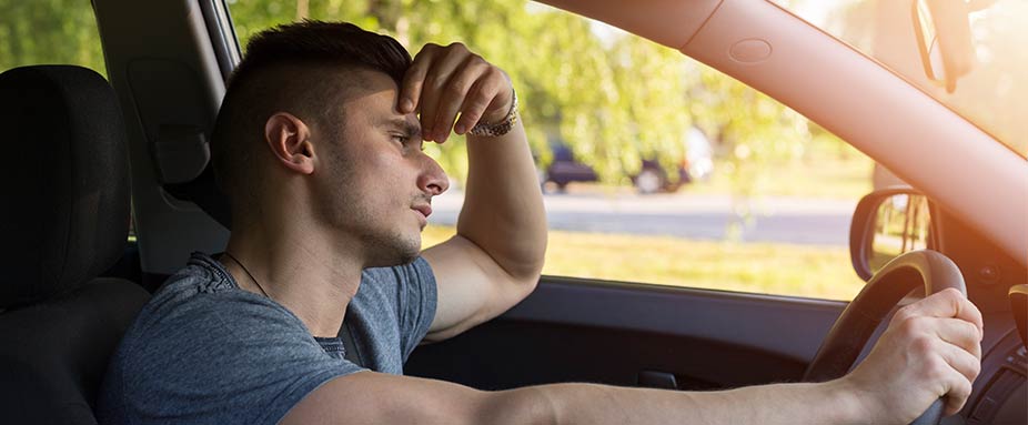 gestresster Autofahrer am Steuer