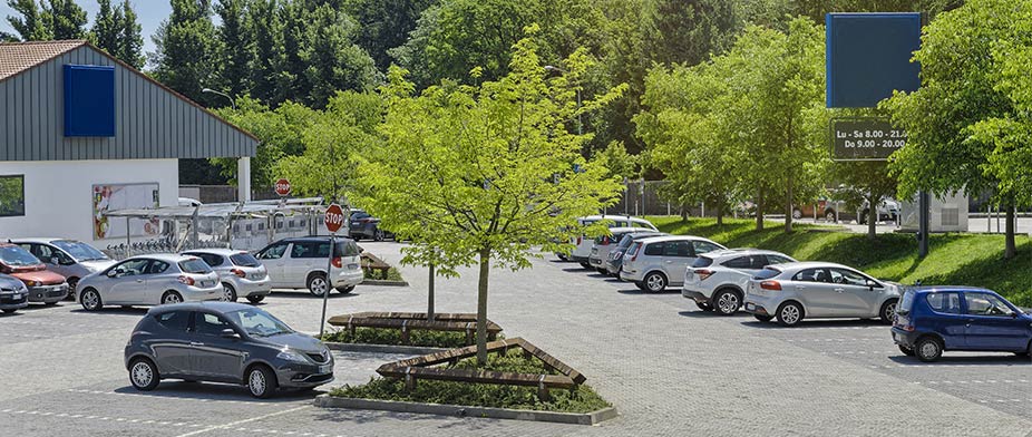 Autos auf Supermarktplatz