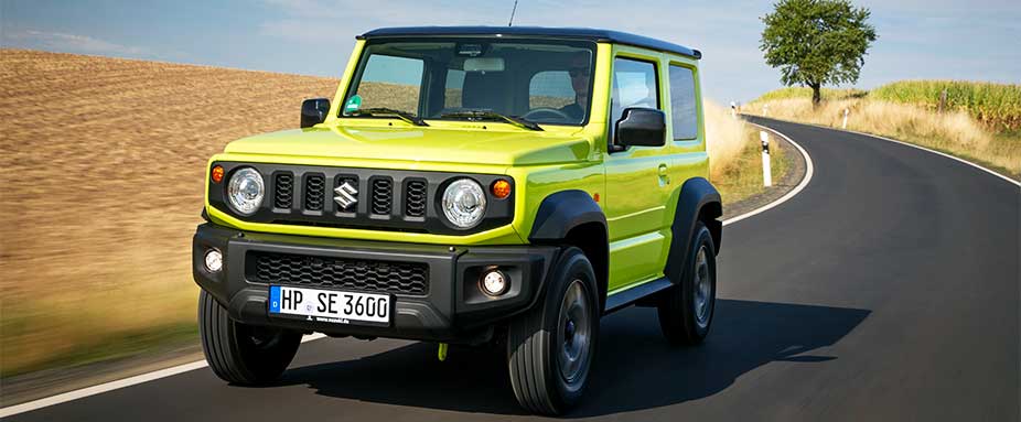Suzuki Jimny fahrend auf der Straße