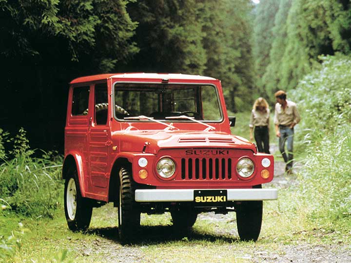 Suzuki Jimny steht im Wald