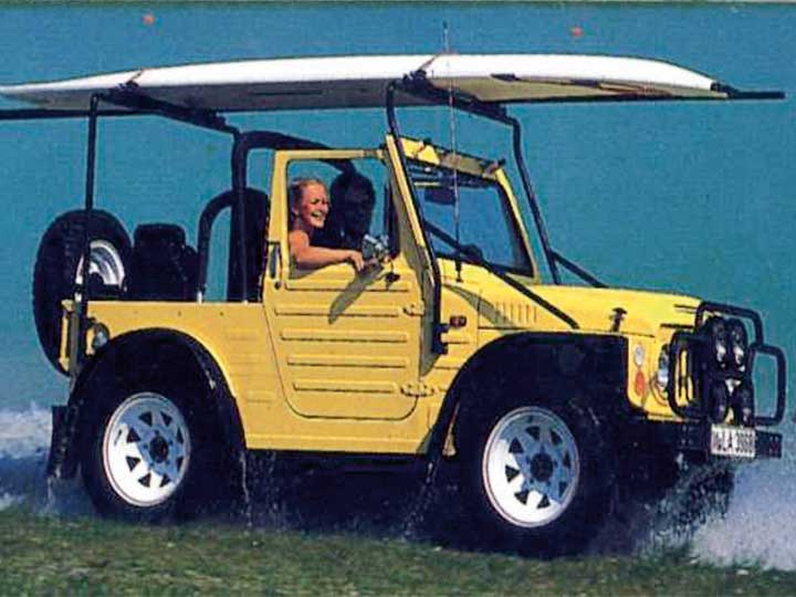 Suzuki Jimny mit Surfbrett am Dach