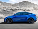 Blauer Tesla Model Y fahrend