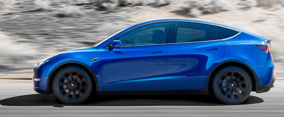 Blauer Tesla Model Y fahrend