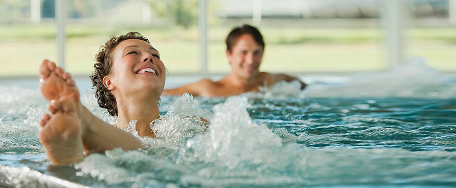 ein Paar im Whirlpool