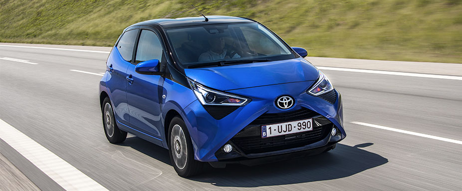Toyota Aygo fahrend von vorne