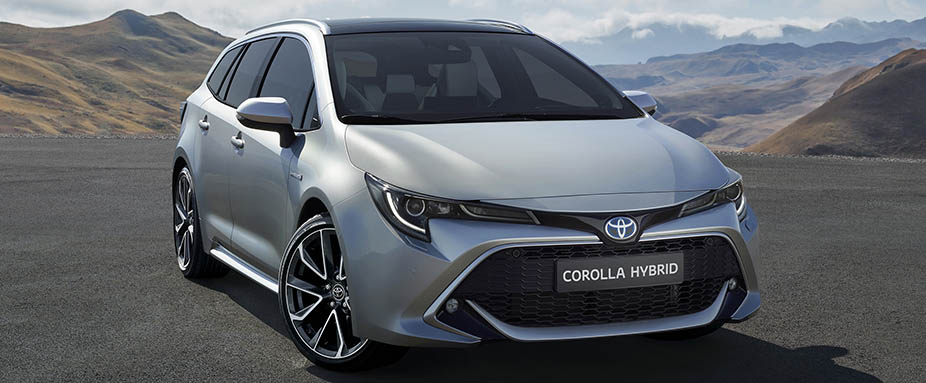 Silberner Toyota Corolla stehend von vorne