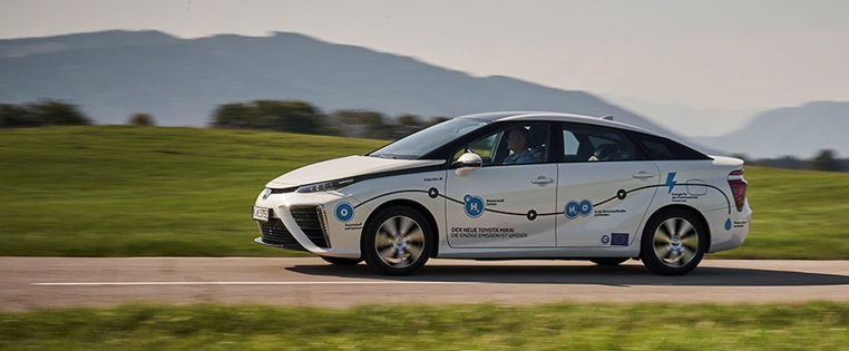 Toyota Mirai fahrend von der Seite