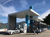 Toyota Mirai an der Ladesäule