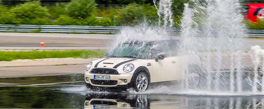 Auto fährt durch das Wasserhindernis im Fahrsicherheitszentrum Augsburg