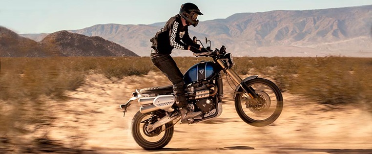 Motorradfahrer fährt in der Wüste auf der Triumph Scrambler 1200 XE