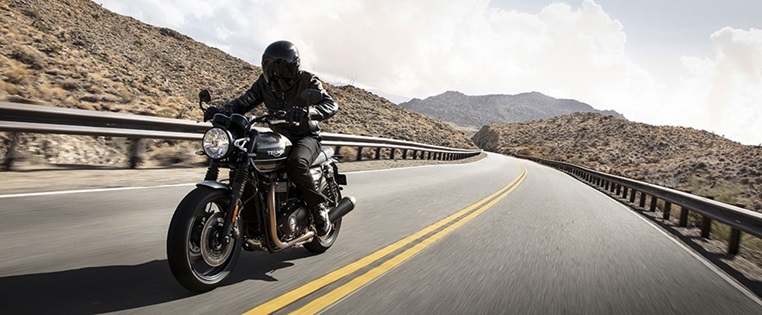 Das Motorrad Triumph Speedtwin fahrend