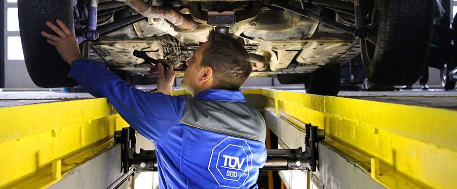 TÜV Prüfer inspiziert Auto
