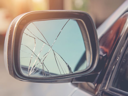 zerbrochener Außenspiegel eines Autos