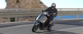 Das neue Modell 2019 der Vespa 300 in Fahrt