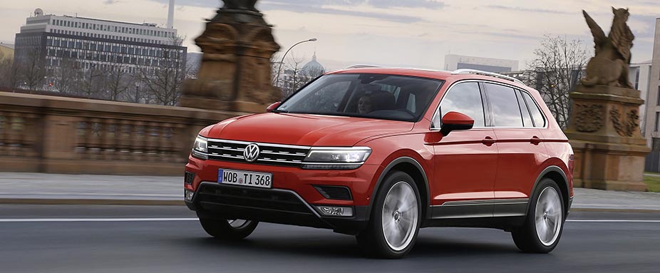 VW Tiguan fahrend seitlich