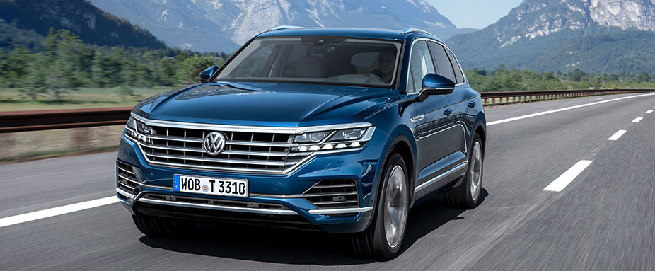 VW Touareg fährt auf Straße