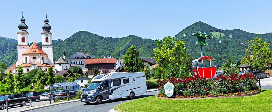 Wohnmobil fährt durch Kreisverkehr in Aschau