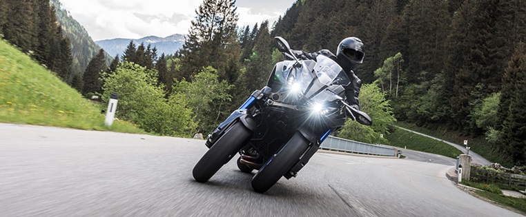Yamaha Niken fahrend