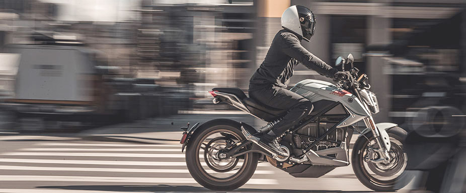 Das Elektromotorrad Zero SRF in Fahrt