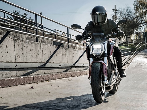 Das Elektromotorrad Zero SRF frontal