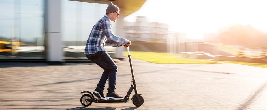 Elektroroller Elektro Roller ohne Helm junger Mann