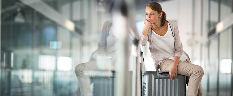 Frau wartet am Flughafen, Flug verspätet
