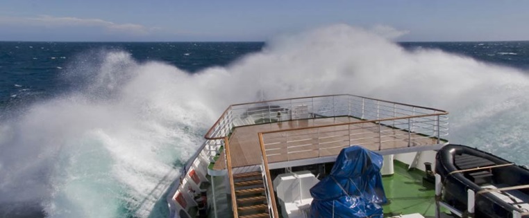 Welle bricht an Schiffsbug, starker Seegang