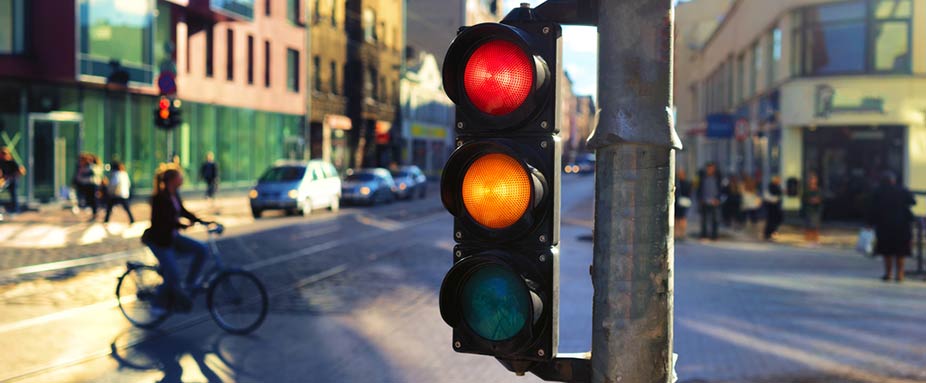 Eine Ampelscheibe wird von einem Fußgänger überquert