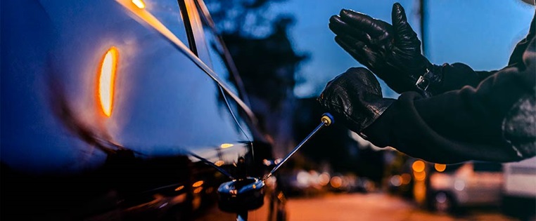 Dieb versucht Auto aufzubrechen