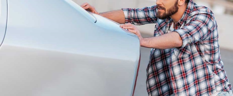 Mann versucht Auto aufzuhalten