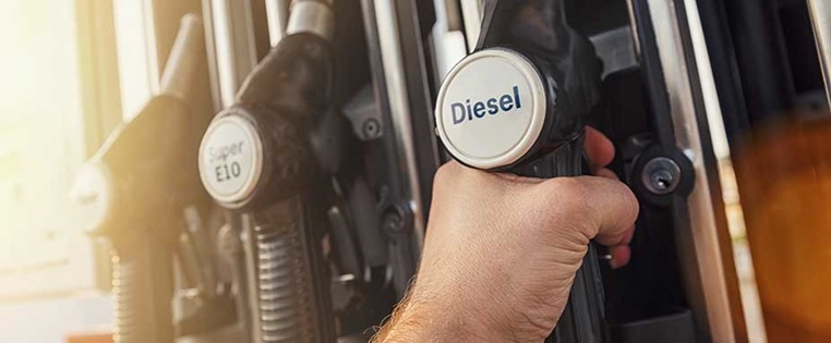 Mann tankt Diesel