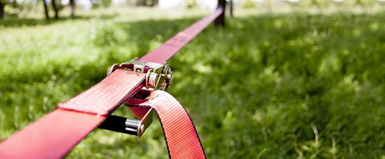 rote Slacklinge ist im Park gespannt