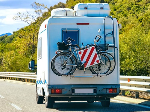 wohnmobil mit Fahrradanhänger