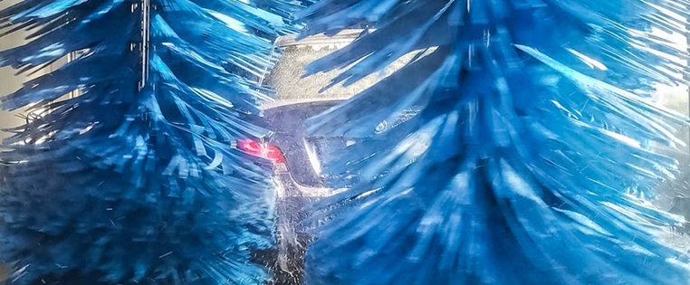 Auto in Waschanlage