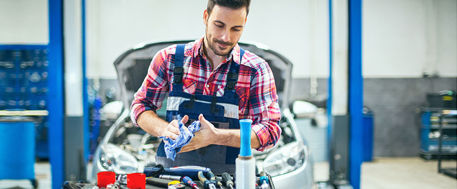 Automechaniker steht vor Werkzeug