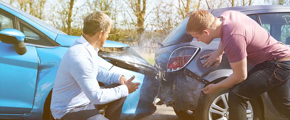 Nach einem Unfall kommen für Mietwagen, Reparatur, Anwalt uvm. eine Reihe an Kosten auf die Beteiligten zu
