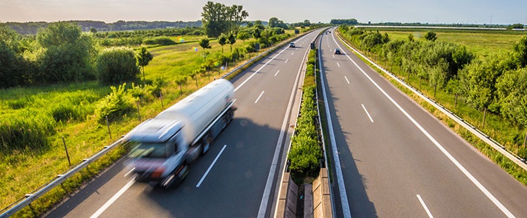 lkw auf der autobahn