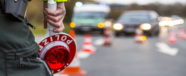 Polizist hält Kelle in der Hand