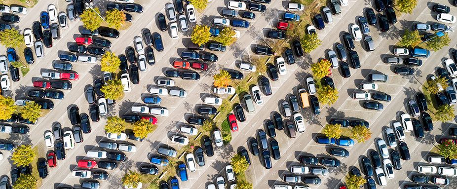 Luftaufnahme eines vollen Parkplatzes