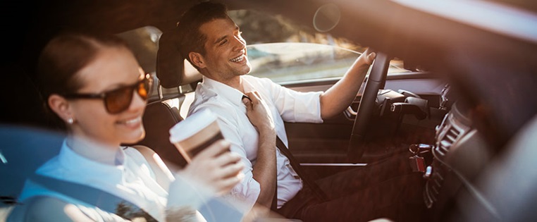 zwei junge Menschen sitzen im Auto
