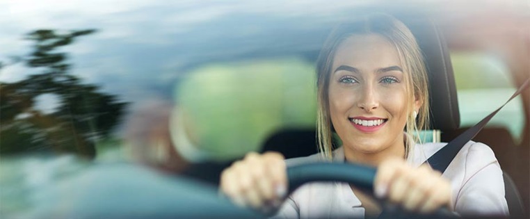 Fahranfängerin fährt Auto