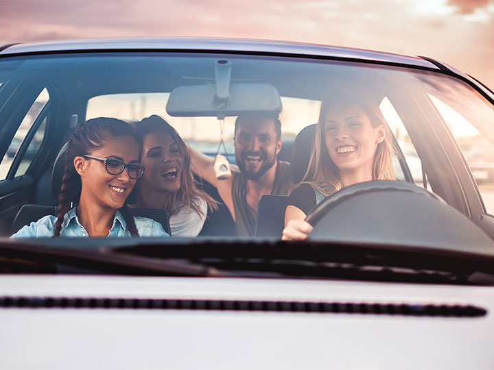 Fahrgemeinschaft, Car-Sharing oder ein Fahrzeug mieten sind Alternativen zum Autokauf