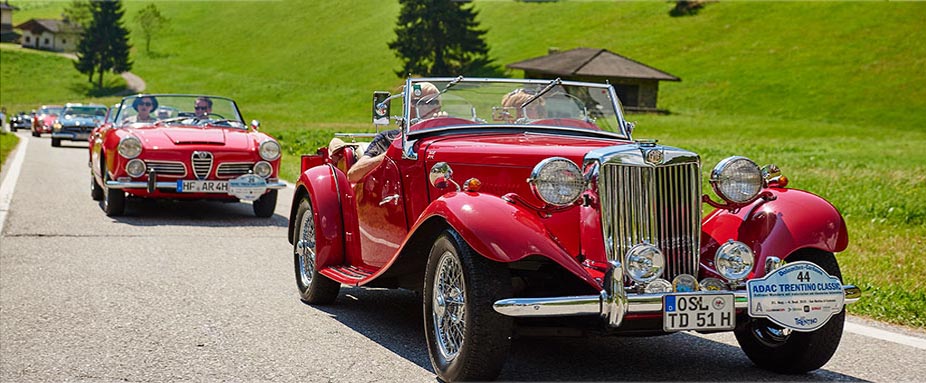 Oldtimer auf einer Landstraße