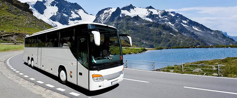 Fernbus im Gebirge
