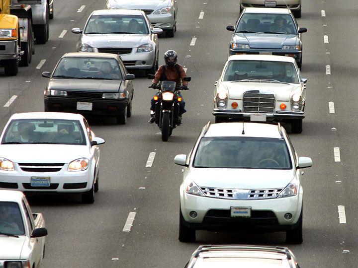 Stau: Ist für Motorräder Hindurchschlängeln erlaubt?